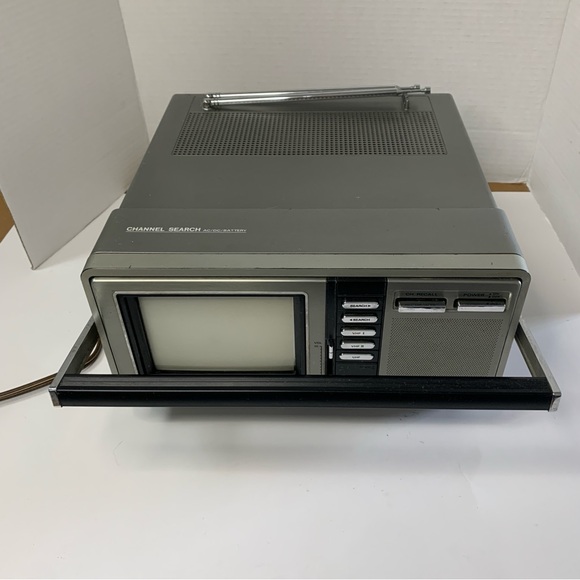 Hitachi CK-200 Portable TV 5” CRT Solid State Color Television 1982 - Powers On - Picture 9 of 16